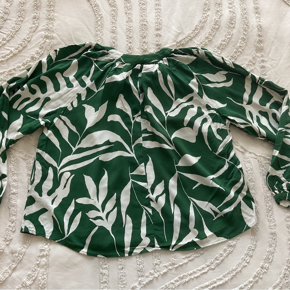 H&M Green and White Printed V-Neck Blouse - Picture 5 of 9